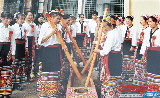 Điệu khắc luống của phụ nữ dân tộc Thái