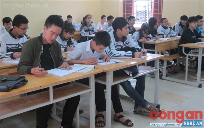 Học sinh Trường THPT Hà Huy Tập, TP Vinh trong giờ GDCD với nội dung phòng, chống tham nhũng