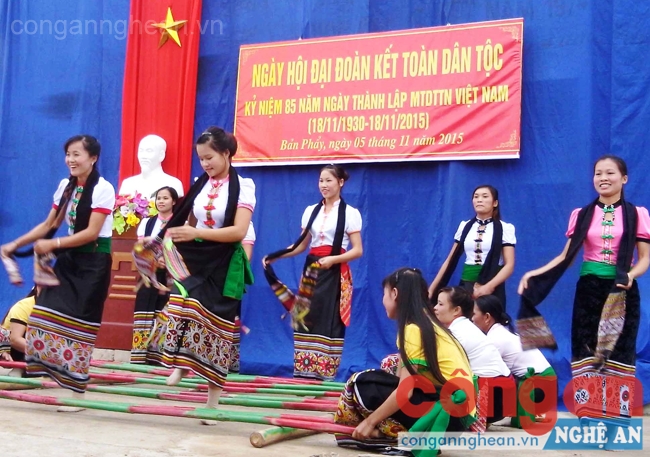 Đồng bào dân tộc Thái vùng Tây Bắc Nghệ An tưng bừng đón chào ngày Đại đoàn kết dân tộc - Ảnh: Phan Giang