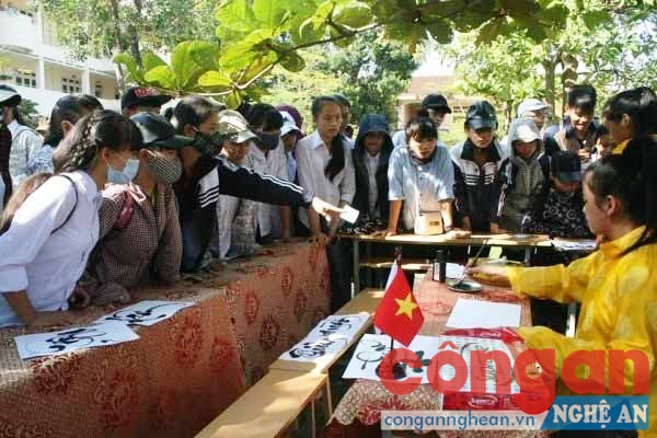 Học sinh, sinh viên tìm hiểu về nghệ thuật viết thư pháp