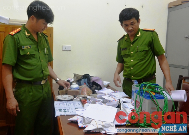 Lực lượng Công an kiểm tra tang vật vụ án