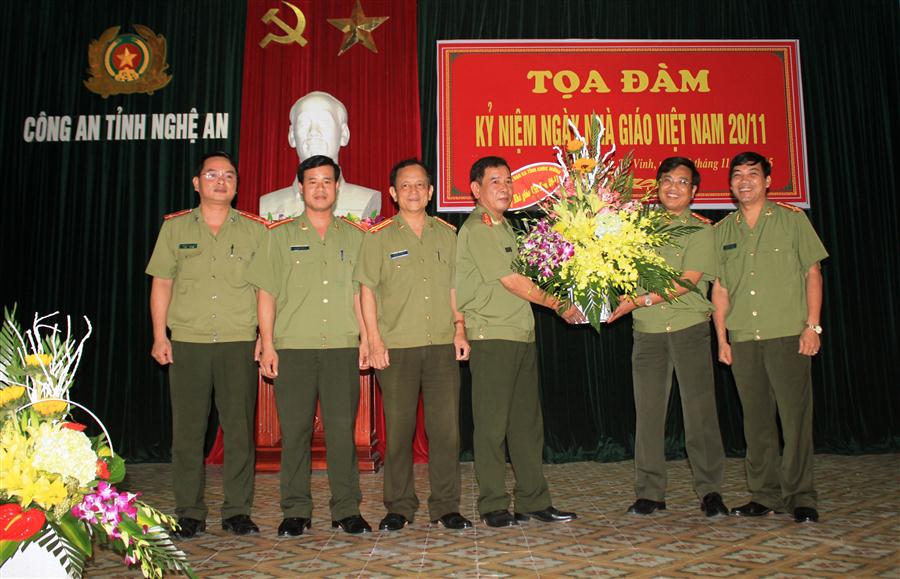 Đại tá Hồ Văn Tứ và Đại tá Lê Khắc Thuyết, Phó Giám đốc Công an tỉnh tặng hoa chúc mừng Trung tâm HL&BDNV Công an tỉnh nhân Ngày Nhà giáo Việt Nam)