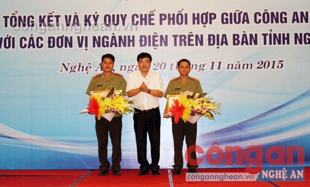 Đại diện Tổng công ty điện lực miền Bắc trao giấy khen cho các cá nhân, tập thể xuất sắc