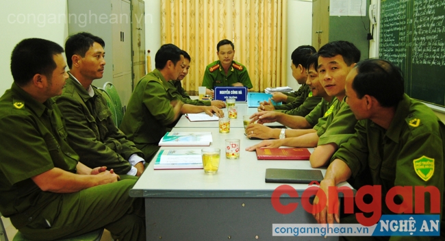  Đội Cảnh sát ĐTTP về Hình sự - Kinh tế - Ma túy trao đổi về công tác nghiệp vụ với lực lượng Công an xã