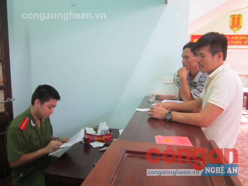Cán bộ Công an TX Thái Hòa tận tụy phục vụ nhân dân