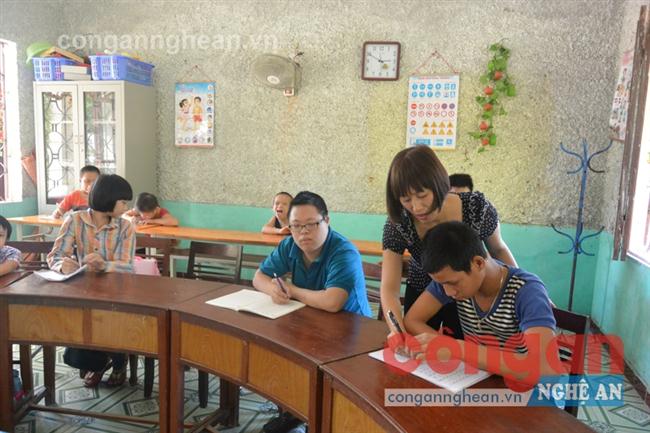 Cô giáo Đặng Mai Liên và các em khuyết tật trí tuệ trong giờ học văn hóa 