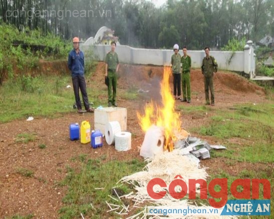 Toàn bộ số nguyên liệu làm kem “nhái” bị tiêu hủy bằng cách đốt cháy, rải hóa chất rồi chôn lấp