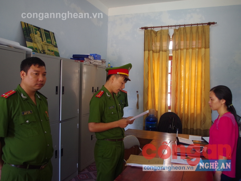 Cơ quan CSĐT đọc quyết định khởi tố bị can đối với Lê Thị Hồng Vân