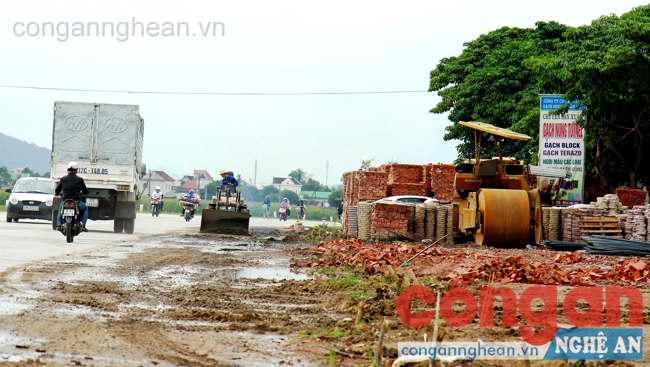 Công ty CP gạch Tuynel Xuân Hòa tập kết vật liệu xây dựng trên hành lang ATGT