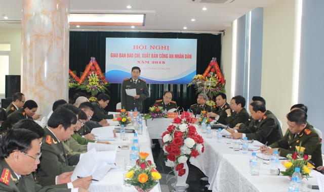 Đồng chí Trung Tướng Lê Văn Đệ, Phó Tổng cục trưởng Tổng cục Chính Trị CAND chủ trì tham luận tại hội nghị