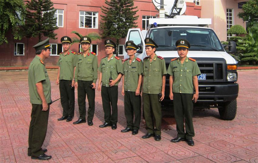 Cán bộ TTLL Công an Nghệ An triển khai nhiệm vụ chính trị                                  qua hệ thống xe thông tin vệ tinh cơ động