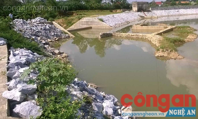 Phần mái taluy của đập dâng vẫn chưa hoàn thành