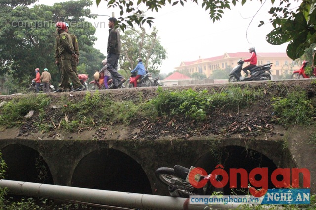 Lực lượng công an bảo vệ hiện trường, phân luồng giao thông.
