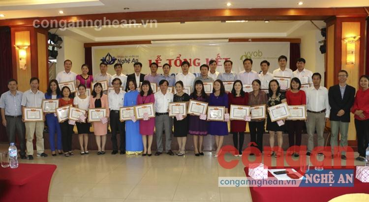 Trao Bằng khen cho cá nhân có thành tích                               xuất sắc trong hoạt động hỗ trợ giáo dục                           hướng nghiệp giai đoạn 2011 - 2015