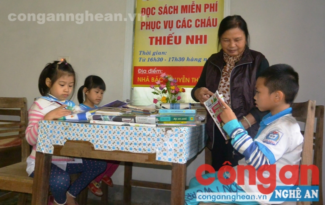 Từ ngày mở “thư viện”, ngôi nhà bà Năm trở thành điểm đến quen thuộc của các em thiếu nhi