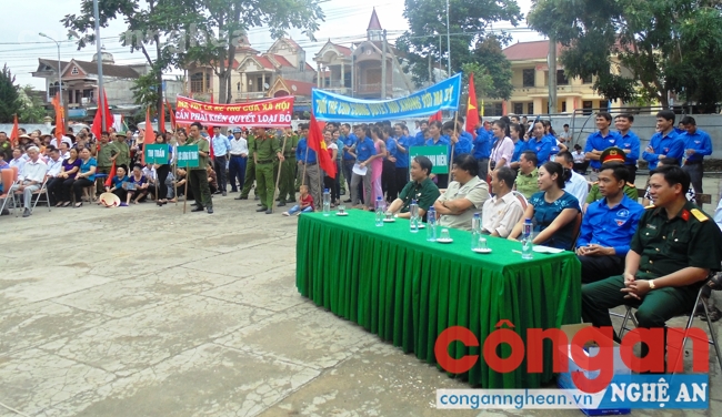 Thị trấn Con Cuông tổ chức mít tinh hưởng ứng tháng hành động phòng, chống HIV/AIDS