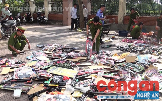  Công an TX Cửa Lò tiến hành tiêu hủy hàng trăm vũ khí, vật liệu nổ và CCHT trái phép - Ảnh: Hiền Ánh