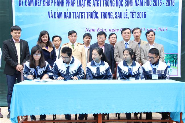 Đại biểu chứng kiến lễ ký cam kết chấp hành luật giao thông