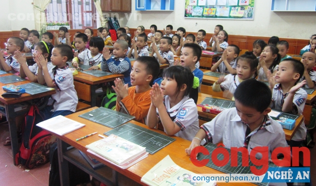  Học sinh được phân tích âm, vần qua các thao tác tay, tạo sự hứng thú nhờ việc dạy học Tiếng Việt 1 theo tài liệu CNGD