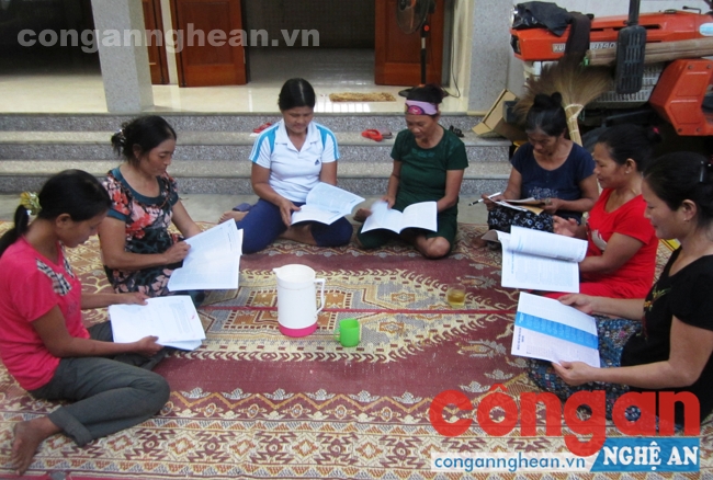 Chị em Hội phụ nữ cơ sở nghiên cứu văn bản pháp luật để tuyên truyền tới các hội viên