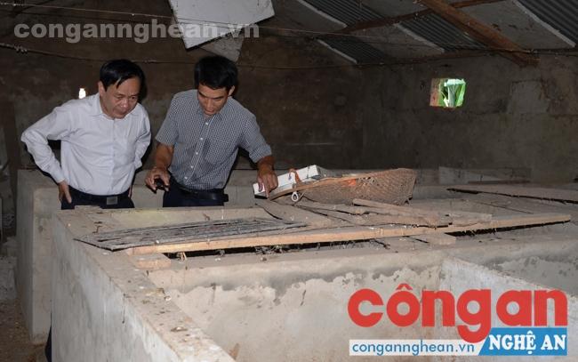 Anh Phan Chí Dũng (phải) giới thiệu về mô hình chăn nuôi của gia đình