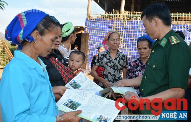  BĐBP Nghệ An phát tờ rơi tuyên truyền pháp luật cho bà con vùng cao
