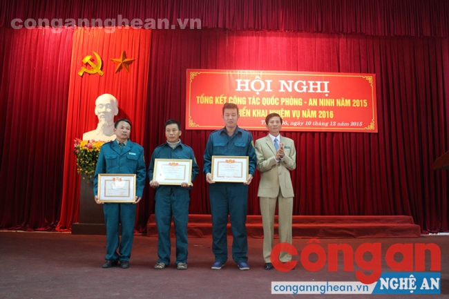 Đồng chí Trần Quảng Đại - Bí thư Đảng ủy Phường Trung Đô trao tặng Giấy khen cho các tập thể, cá nhân đạt thành tích xuất sắc trong công tác An ninh - Quốc phòng năm2015 