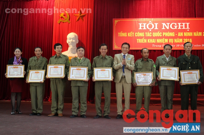 Đồng chí Nguyễn Xuân Huân - Chủ tịch UBND phường Trung Đô trao tặng Giấy khen cho các tập thể, cá nhân đạt thành tích xuất sắc trong phong trào toàn dân bảo vệ ANTQ