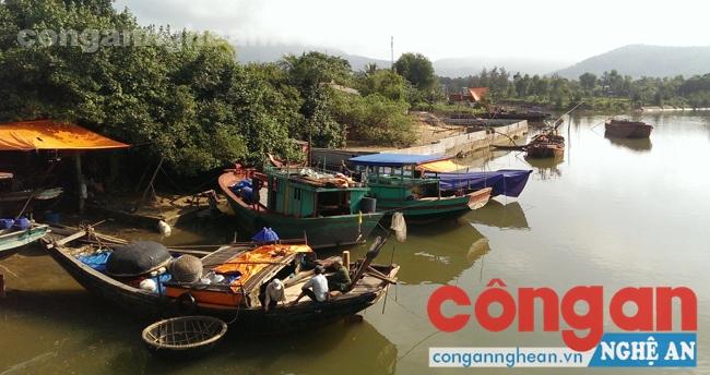  Một số thuyền hút cát trái phép bị lực lượng chức năng tạm giữ