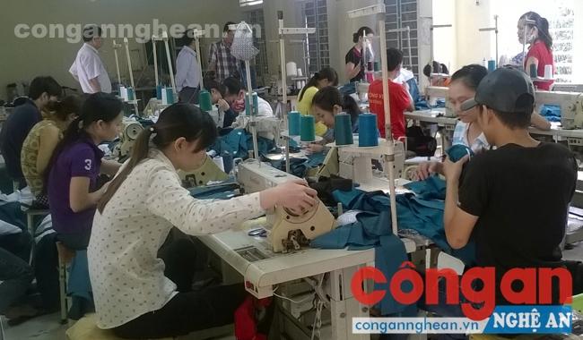   Đổi mới hoạt động doanh nghiệp góp phần nâng cao hiệu quả quản lý Nhà nước (Trong ảnh: Lao động làm việc  tại Công ty may Tăng Tiến Đạt, Hưng Nguyên)