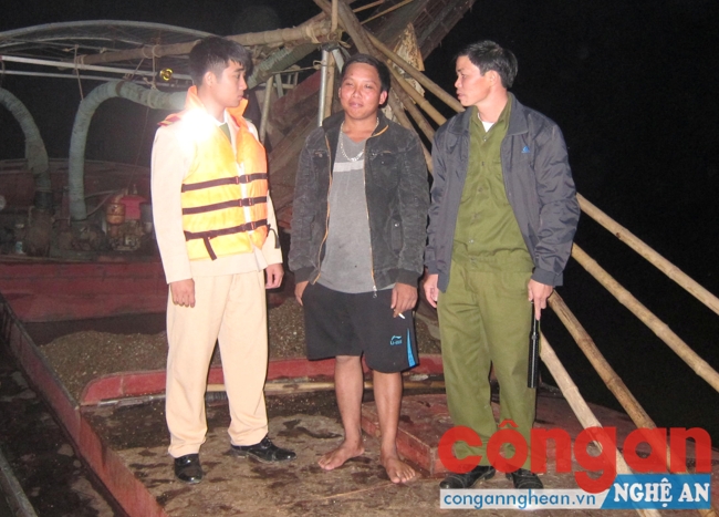 Đội Tuyên truyền - Xử lý Phòng Cảnh sát đường thủy kiểm tra phương tiện khai thác cát trái phép