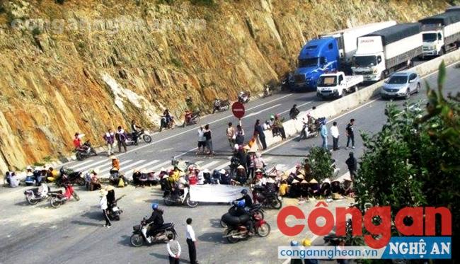Hiện trường người dân chặn xe làm Quốc lộ 1A ách tắc