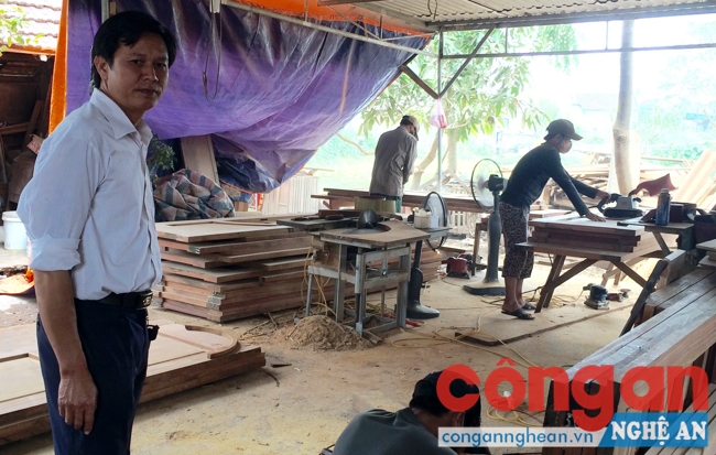 Anh Hiệp bên xưởng mộc của gia đình