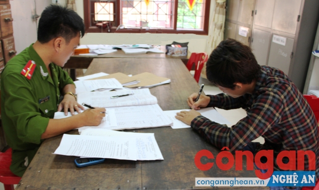 Công an huyện lấy lời khai đối tượng trong vụ án