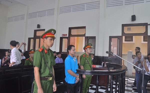 Anh Võ Văn Minh được đưa vào phòng xử án