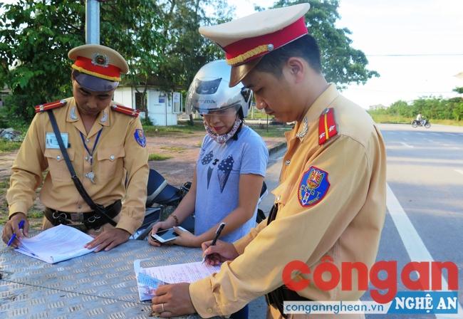  Đội CSGT-TTCĐ Công an TX Cửa Lò kiểm tra, xử lý hành chính trường hợp vi phạm Luật Giao thông đường bộ