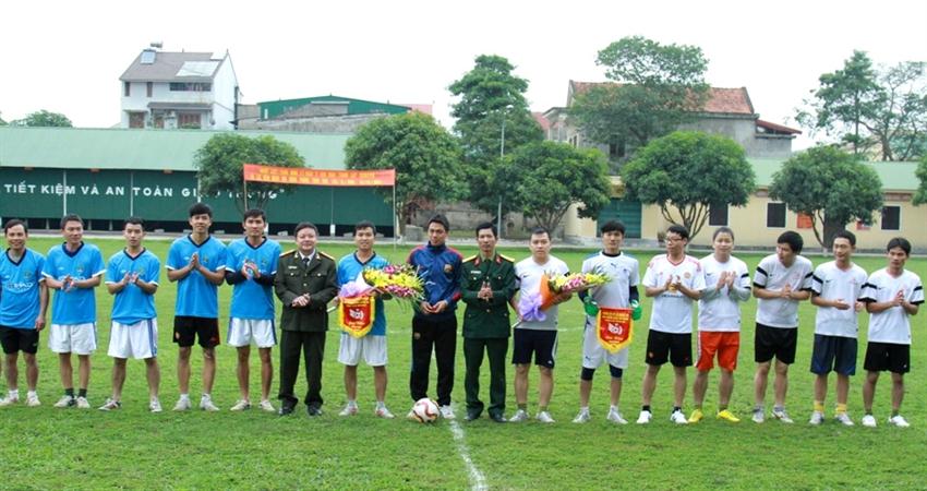 Lãnh đạo 2 đơn vị trao cờ lưu niệm cho 2 đội
