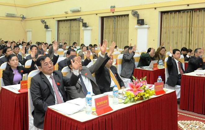 Các đại biểu HĐND biểu quyết thông qua các chỉ tiêu phát triển kinh tế - xã hội trong thời gian tới