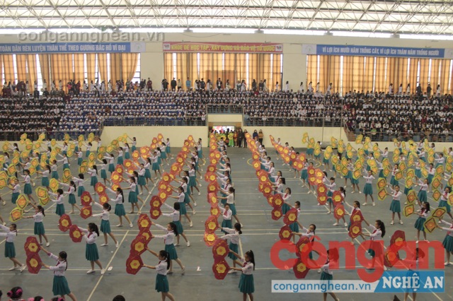 Màn đồng diễn của học sinh trường THCS Lê Mao