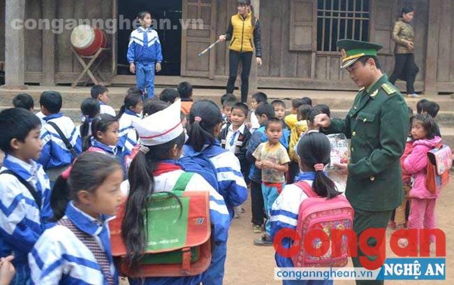 CBCS Đồn Biên phòng Mỹ Lý tặng quà cho học sinh Trường Tiểu học Mỹ Lý 2
