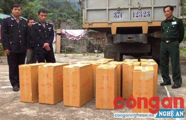 Đồn Biên phòng phối hợp với Chi cục Hải quan cửa khẩu quốc tế Nậm Cắn tạm giữ lô hàng thuốc lá nhập lậu