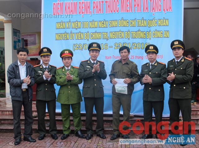 Tặng quà cho Công an vên xã Nam Trung
