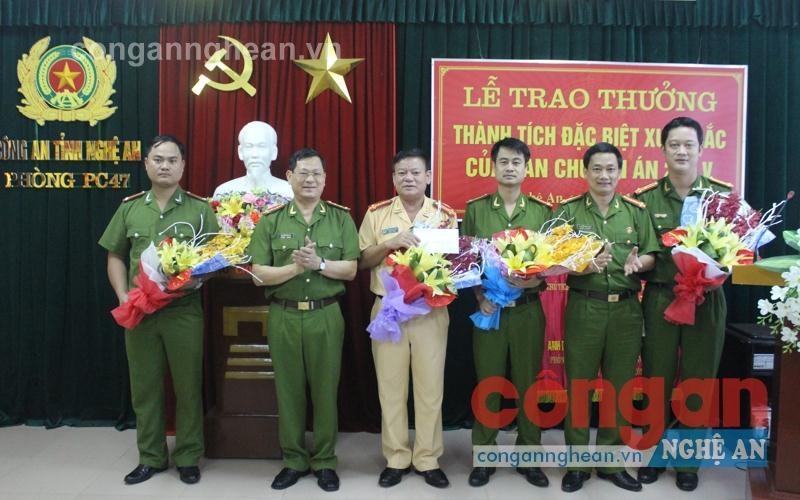 Đồng chí Đại tá Nguyễn Hữu Cầu- Giám đốc Công an tỉnh  và đồng chí Đại tá Nguyễn Mạnh Hùng, Phó giám đốc Công an tỉnh trao thưởng cho Ban chuyên án 288V triệt phá đường dâyma túy liên tỉnh
