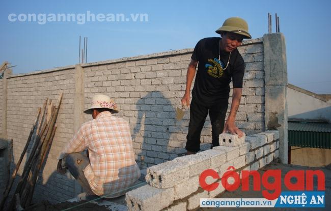 Dù là “thầu” xây dựng nhưng ông vẫn không ngại làm thợ trong những công đoạn khó
