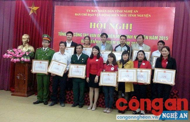 Các tập thể, cá nhân có thành tích trong hiến máu nhân đạo được khen thưởng