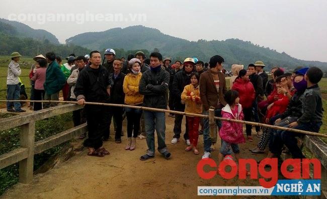  Người dân hiếu kỳ theo dõi cơ quan chức năng khám nghiệm hiện trường vụ án
