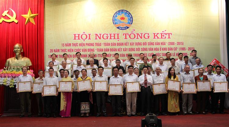 Các tập thể, cá nhân được khen thưởng vì có thành tích xuất sắc                         trong thực hiện cuộc vận động 