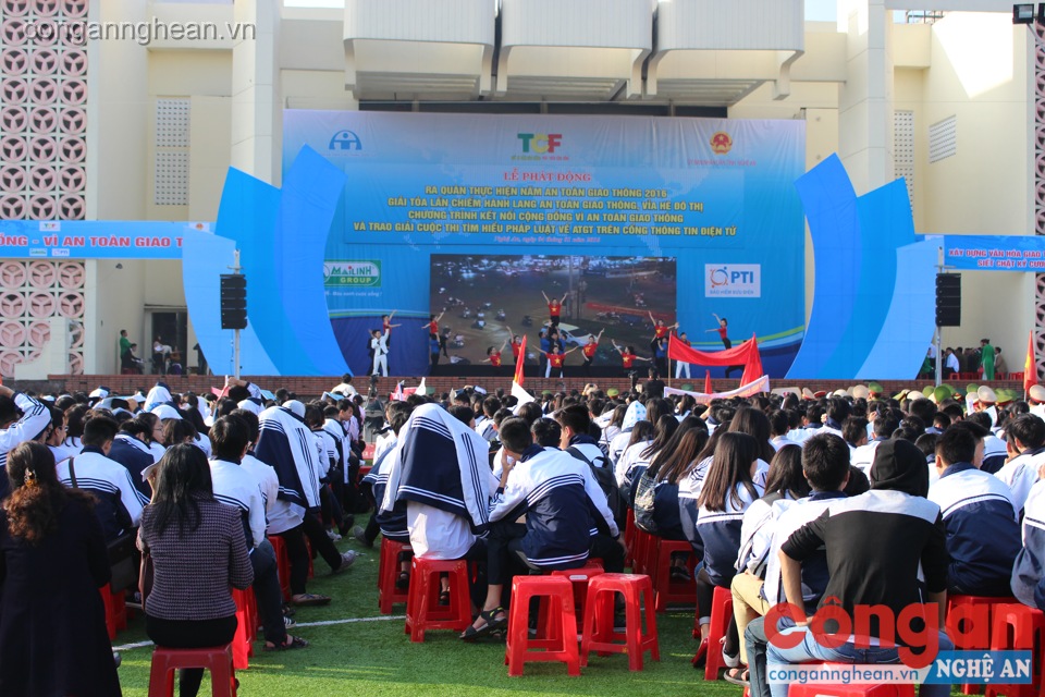 Tòa cảnh Lễ ra quân Năm ATGT 2016
