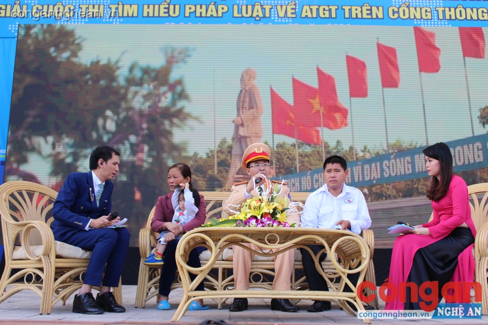 Đại diện CSGT TP Vinh, thân nhân gia đình nạn nhân TNGT và gương người tốt việc tốt tại buổi giao lưu