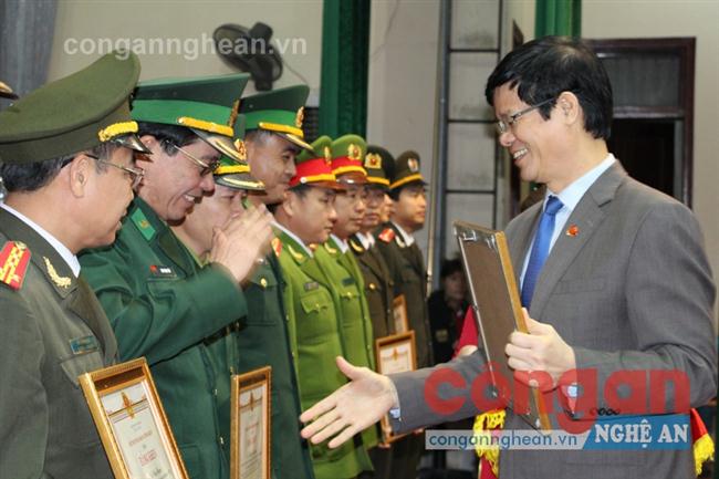 Đồng chí Lê Xuân Đại, Ủy viên BTV Tỉnh ủy, Phó Chủ tịch Thường trực UBND tỉnh trao Bằng khen của UBND tỉnh cho các tập thể, cá nhân có thành tích xuất sắc trong phong trào toàn dân bảo vệ ANTQ năm 2015 - Ảnh: Ngọc Thái